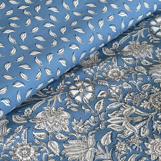 Housse de couette JULIANNE motif floral sur fond bleu détail du motif