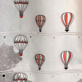 Zoom motif petit rideau blanc brodé motif montgolfières