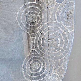 Petit rideau SPIRO brodé motif cercles blancs et argentés