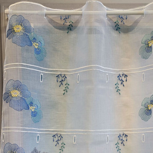 Petit rideau blanc JAPON brodé motif coquelicots bleus